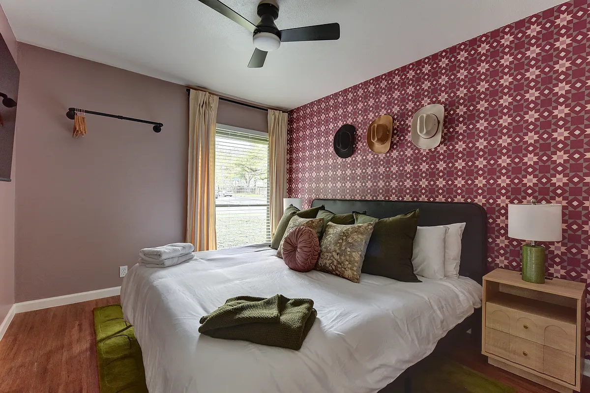 King bedroom - 401 Battle Bend Blvd