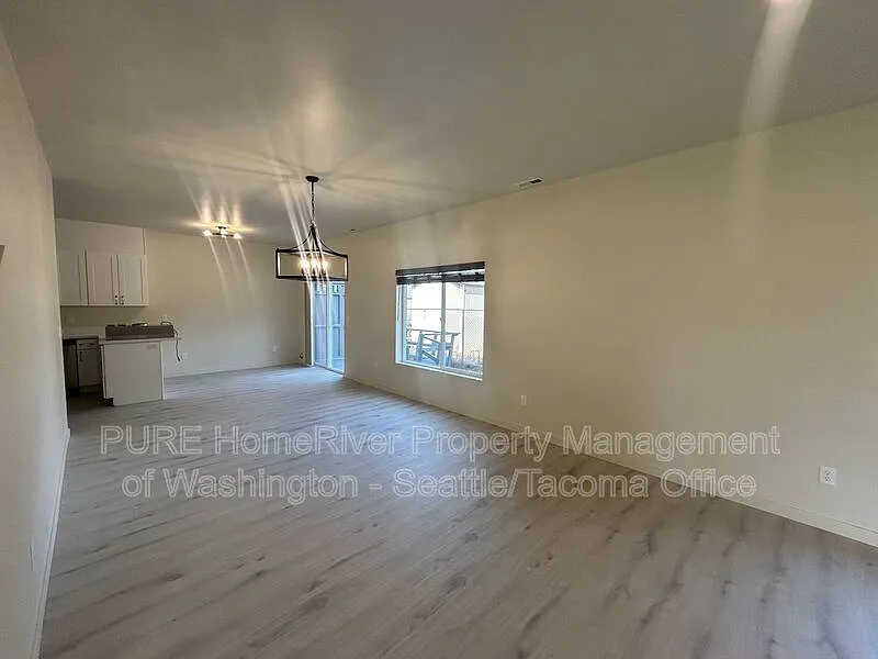 3 bed, 2.5 bath, 2021 sqft, $2,495 — Photo 4