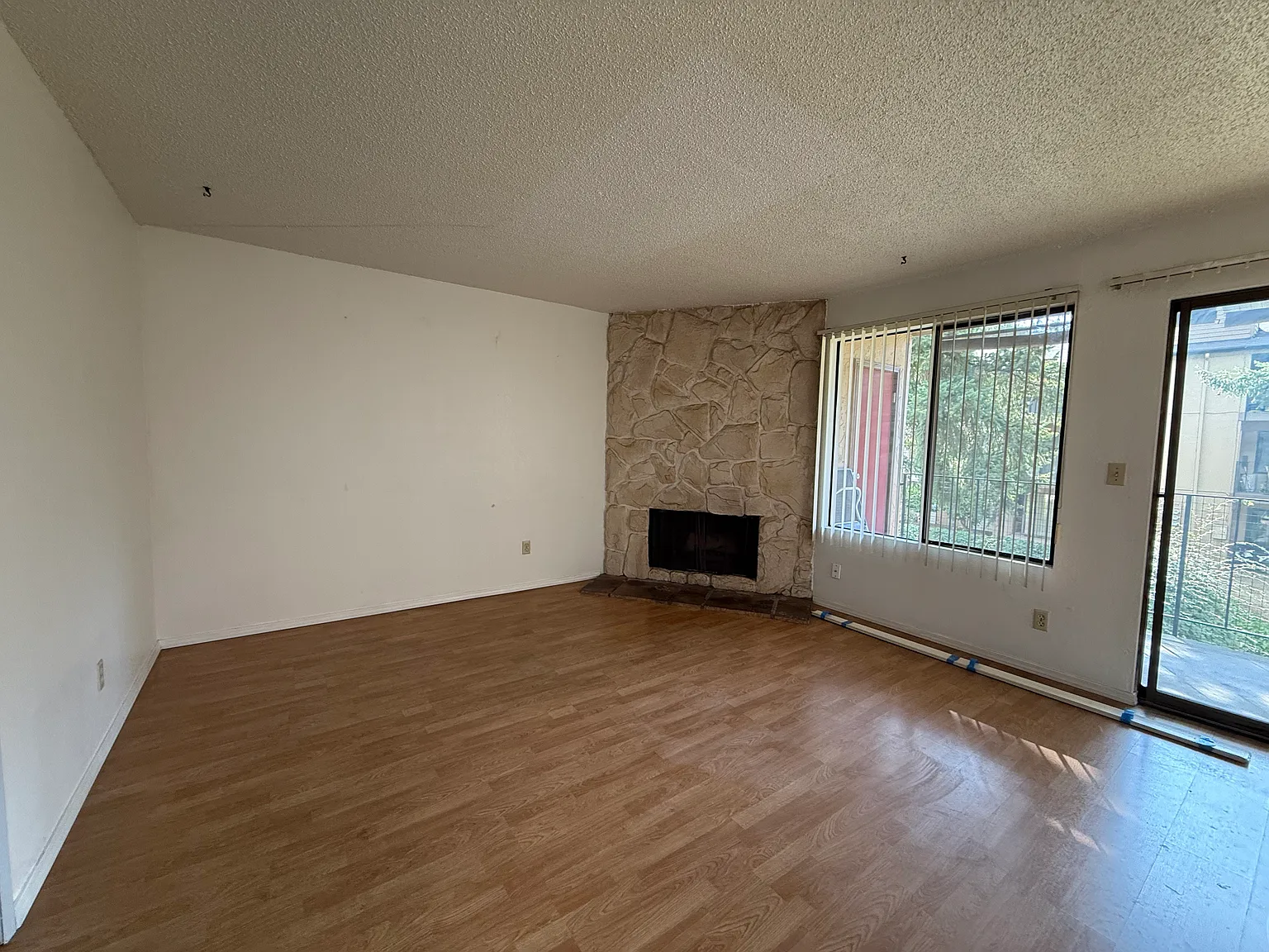 3 bed, 1052 sqft, $2,550 — Photo 2