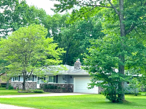 249 Oakridge Dr, Marquette, MI 49855