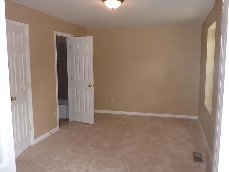 Master Bed Room
+ open door to Bath
