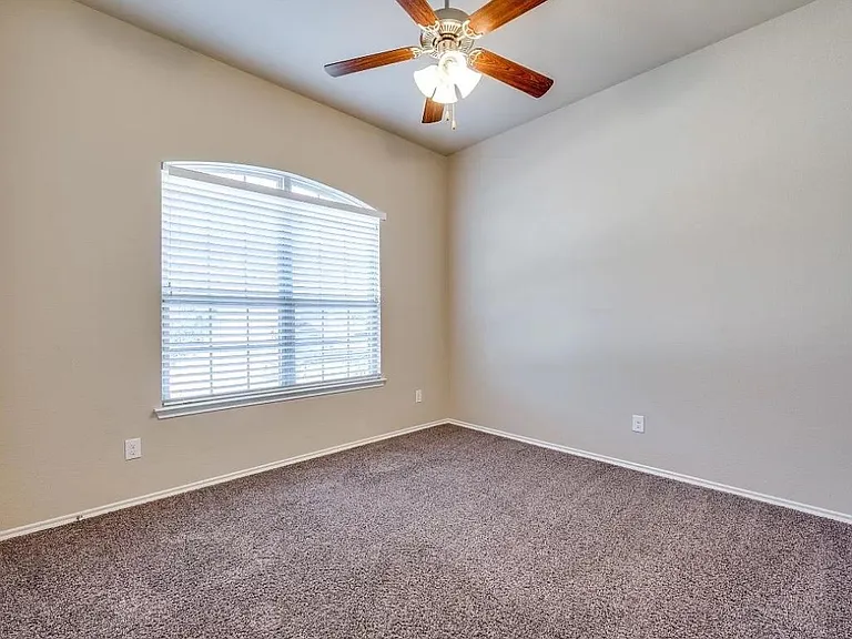 2025 Lake Vista Dr — Photo 7