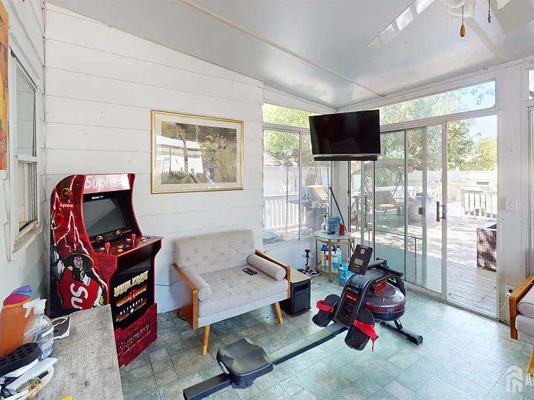 22 Wilson Ave — Photo 16