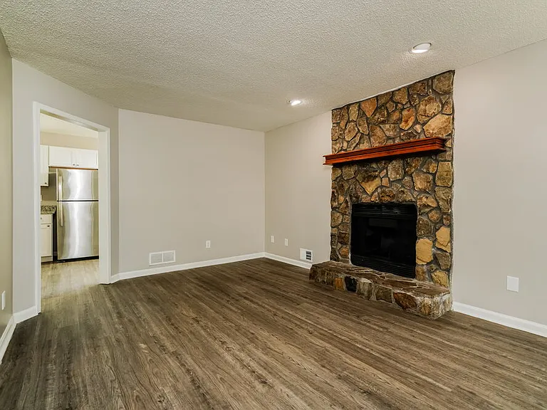 3133 Glen Hollow Dr — Photo 6