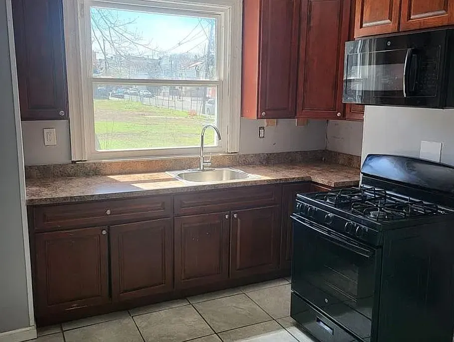 4 bed, $2,200 — Photo 1