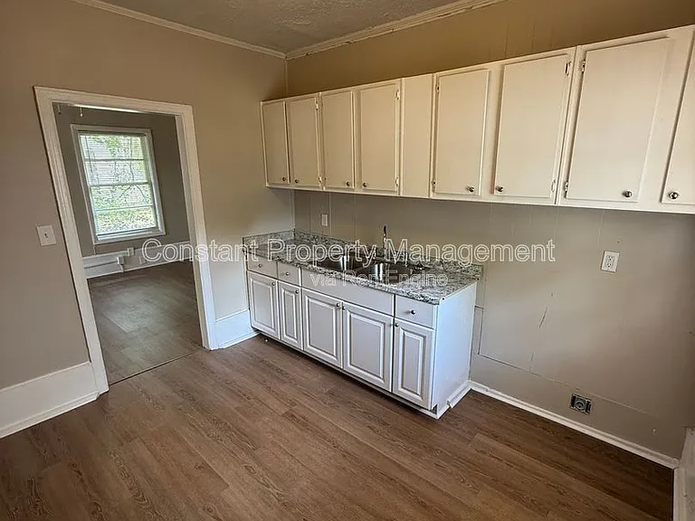 614 W Poplar St — Photo 9