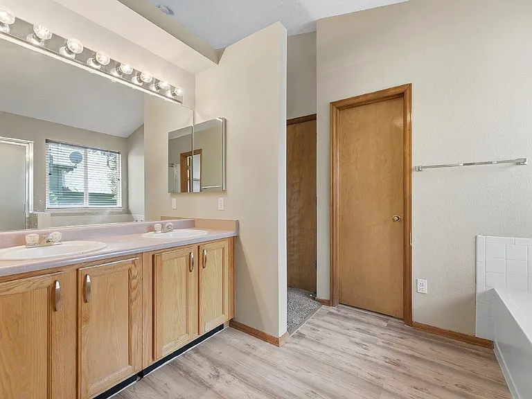 17624 Peyton Dr — Photo 25