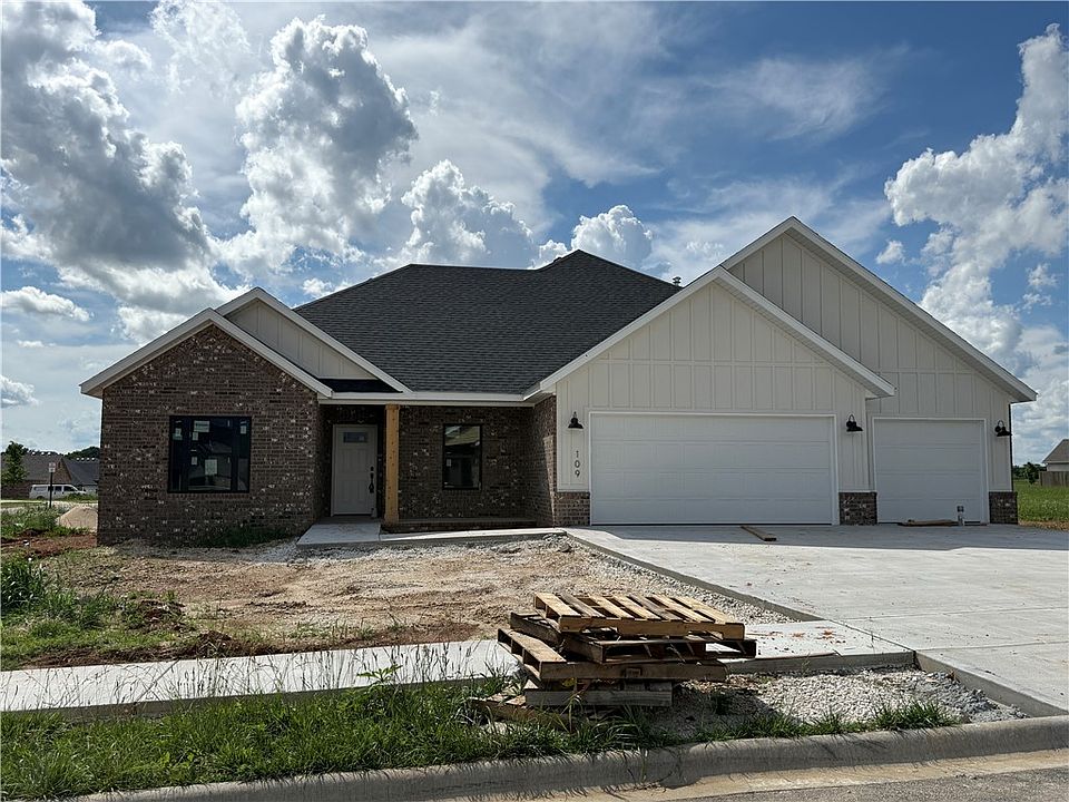 1st image of 109 N Bloodhound Ave