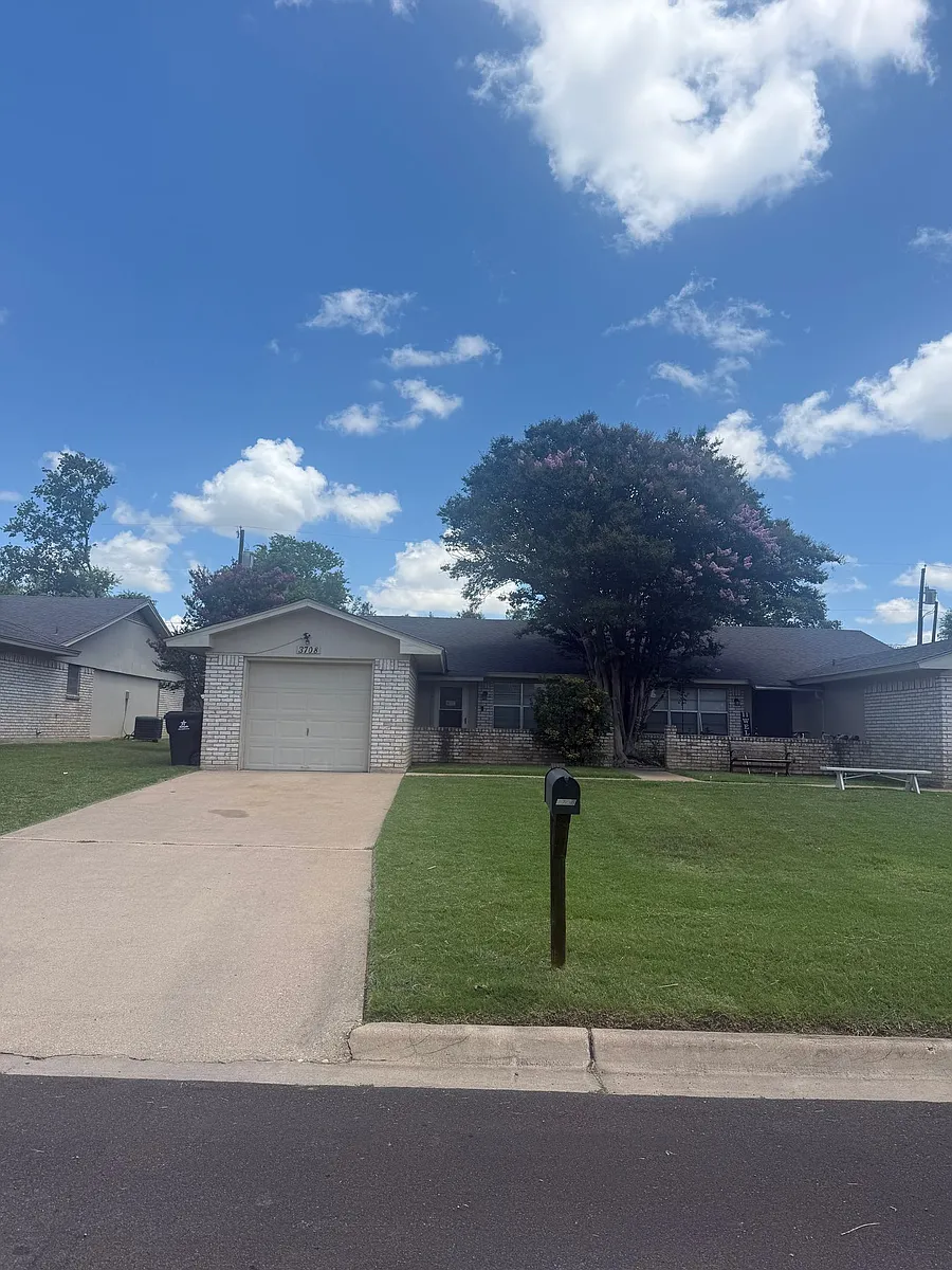 Building Photo - 3610 Robinhood Dr