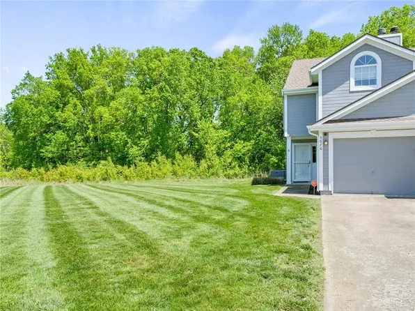 5676 NW Plantation Dr, Lees Summit, MO 64064