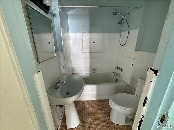5th image of 9705 Perrin Ave