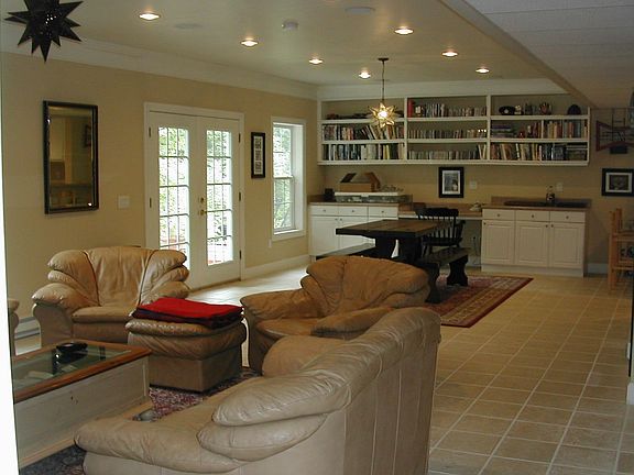 580 sq.ft. Rec Rm in Light & Bright Basement!