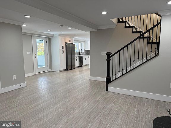 3rd image of 453 Walnut Dr