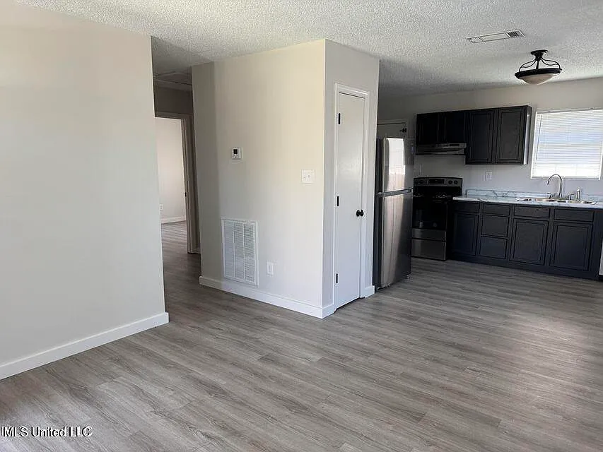 2 bed, 1.0 bath, 800 sqft, $1,300 — Photo 3
