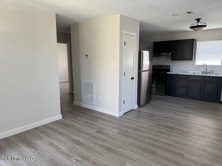 2306 Lewis Ave — Photo 3