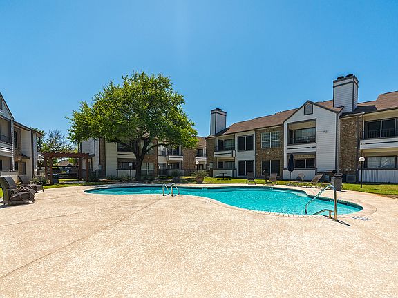The Oaks of Arlington-Swimming Pool