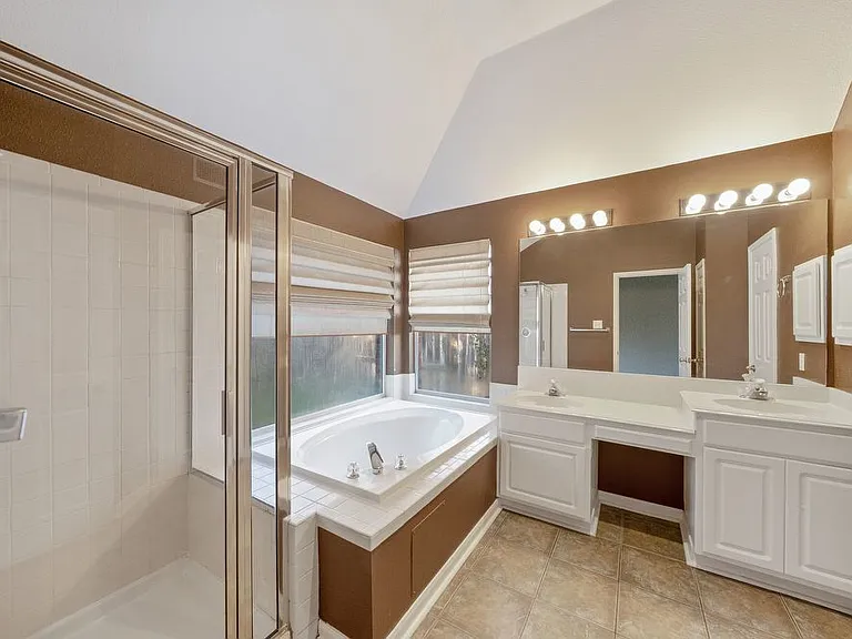 8218 Parkland Hills Dr — Photo 16