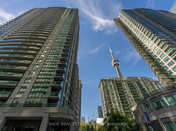 19 Grand Trunk Cres, Toronto, ON