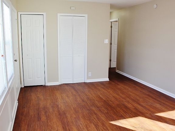 2nd image of 3131 Thayer St