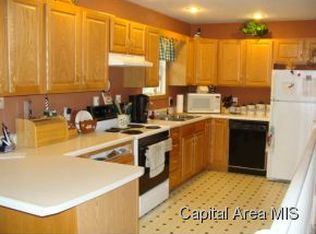128 Coral Berry Dr, Jacksonville, IL 62650