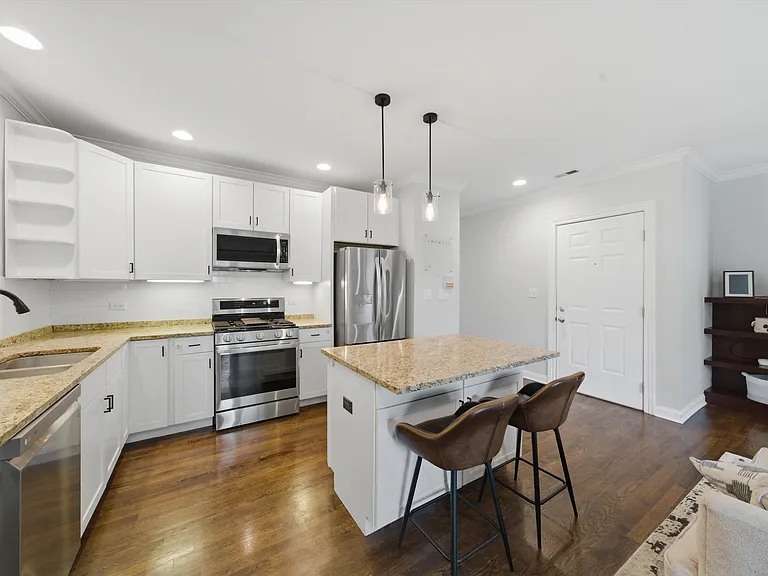 1144 W Roscoe St #3W — Photo 8