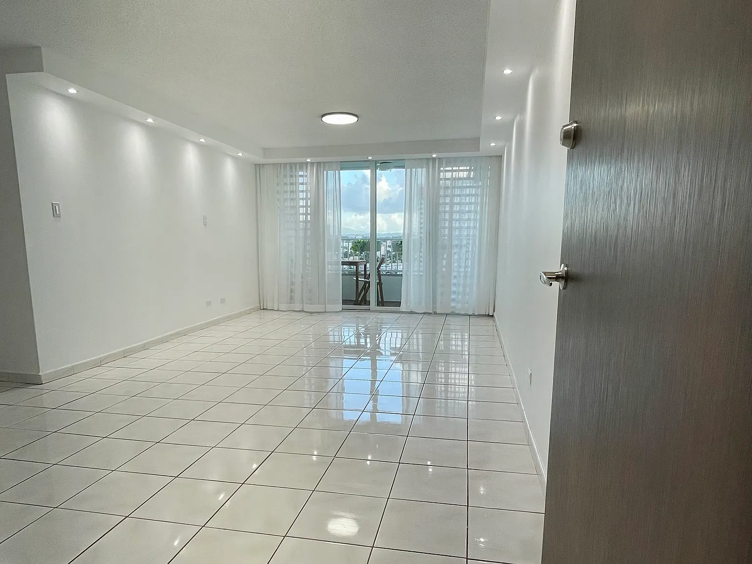 3 bed, 1376 sqft, $2,500 — Photo 3