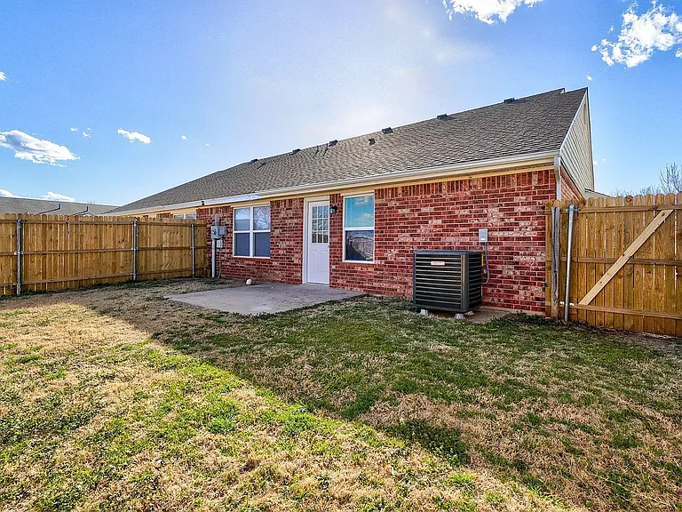 2406 Leeds Ln — Photo 16