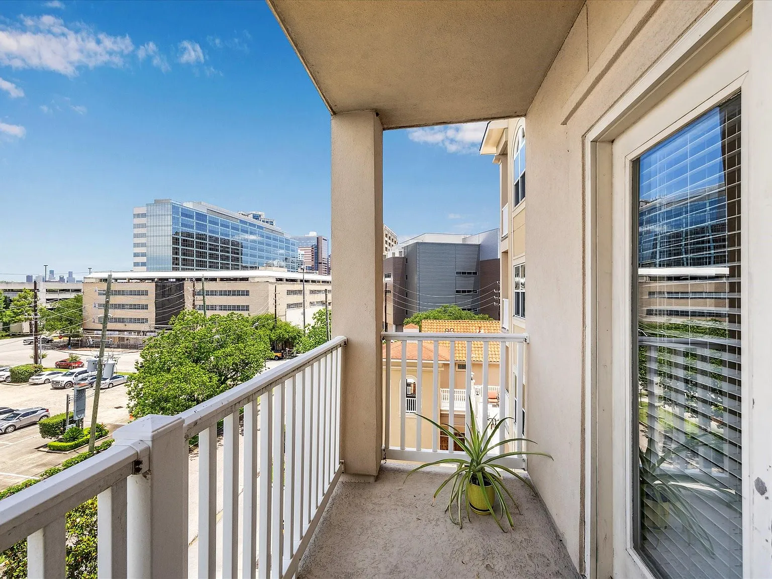 1 bed, 1.5 bath, 927 sqft, $1,600 — Photo 4