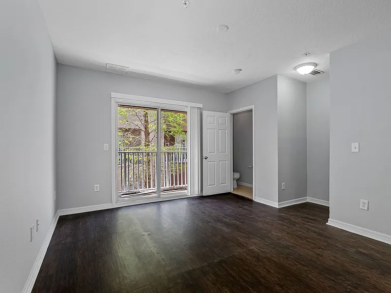 Tampa Commons — Photo 8
