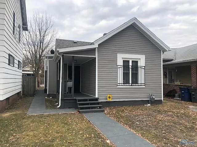 818 Lorain St photo 1