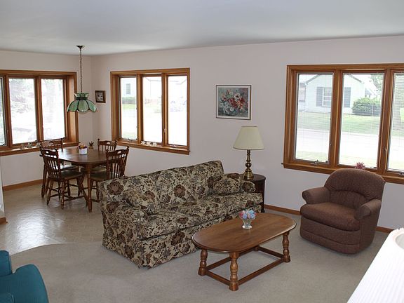 2nd image of 3142 N Knoll Blvd