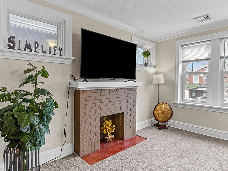 Elegant decorative fireplace with a modern TV _ the perfect blend of style and entertainment.