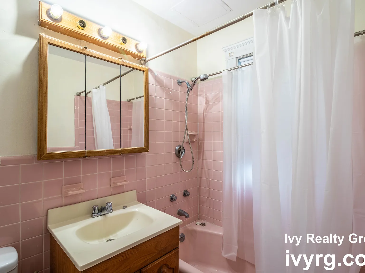 2 bed, 1.0 bath, $3,000 — Photo 2