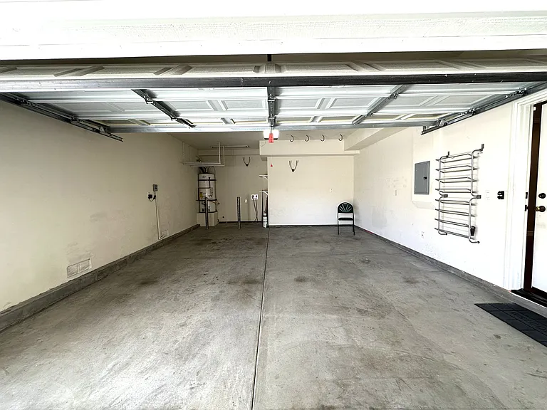 1833 Cabrillo Ave — Photo 10