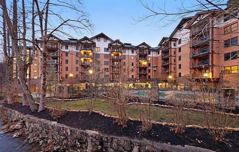1st image of 215 Woliss Ln #413