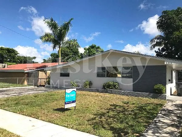 4 bed, 2.0 bath, 1491 sqft, $2,535 — Photo 2