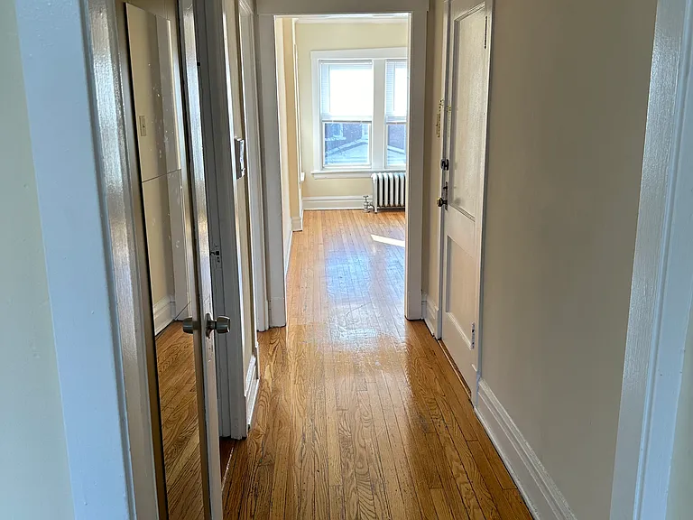2215 S 58th Ave — Photo 2