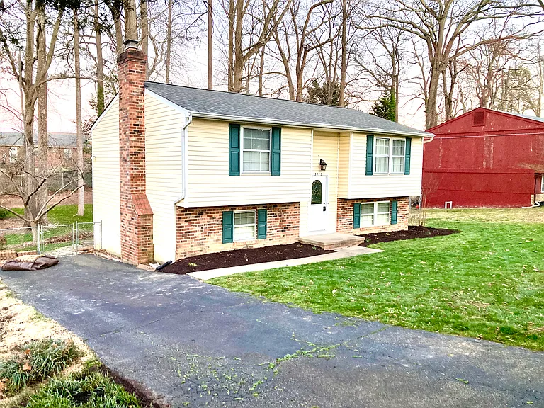 3913 Woodfield Rd — Photo 2