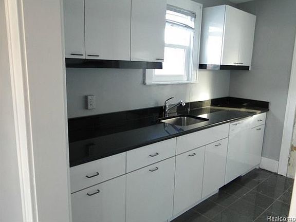 2nd image of 315 W 6th St APT 4