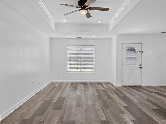 5th image of 708 Victory Ln