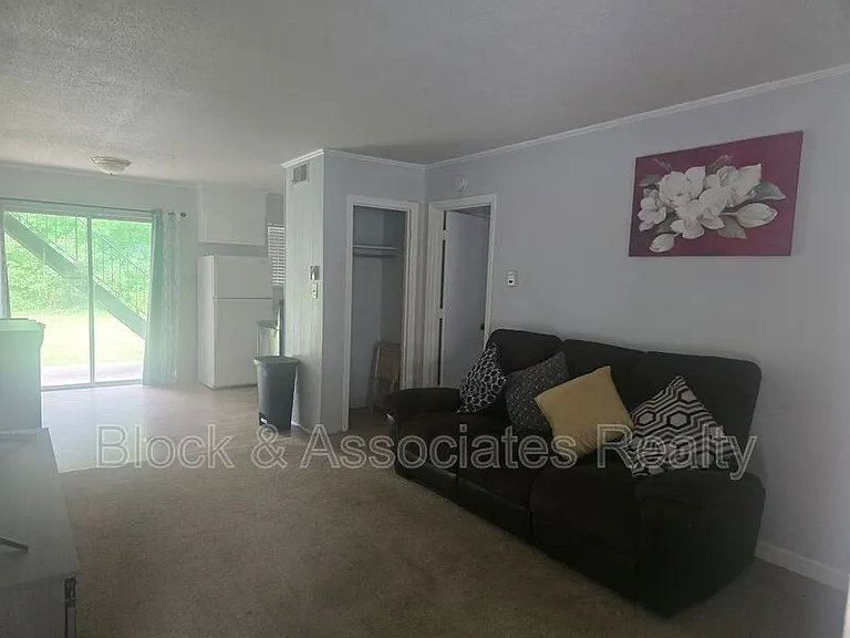 3501 Glendale Dr #C — Photo 2