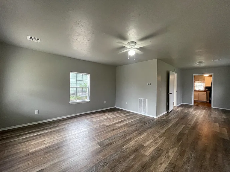 824 NW 45th St — Photo 3