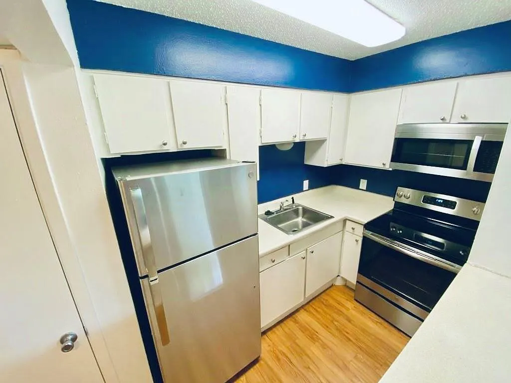 Studio, 1.0 bath, 400 sqft, $1,050 — Photo 2