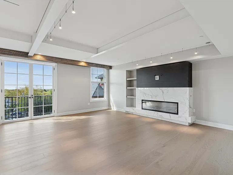 Living room w/ remote gas fireplace