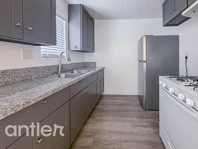 7916 Vineland Ave #J4 — Photo 3