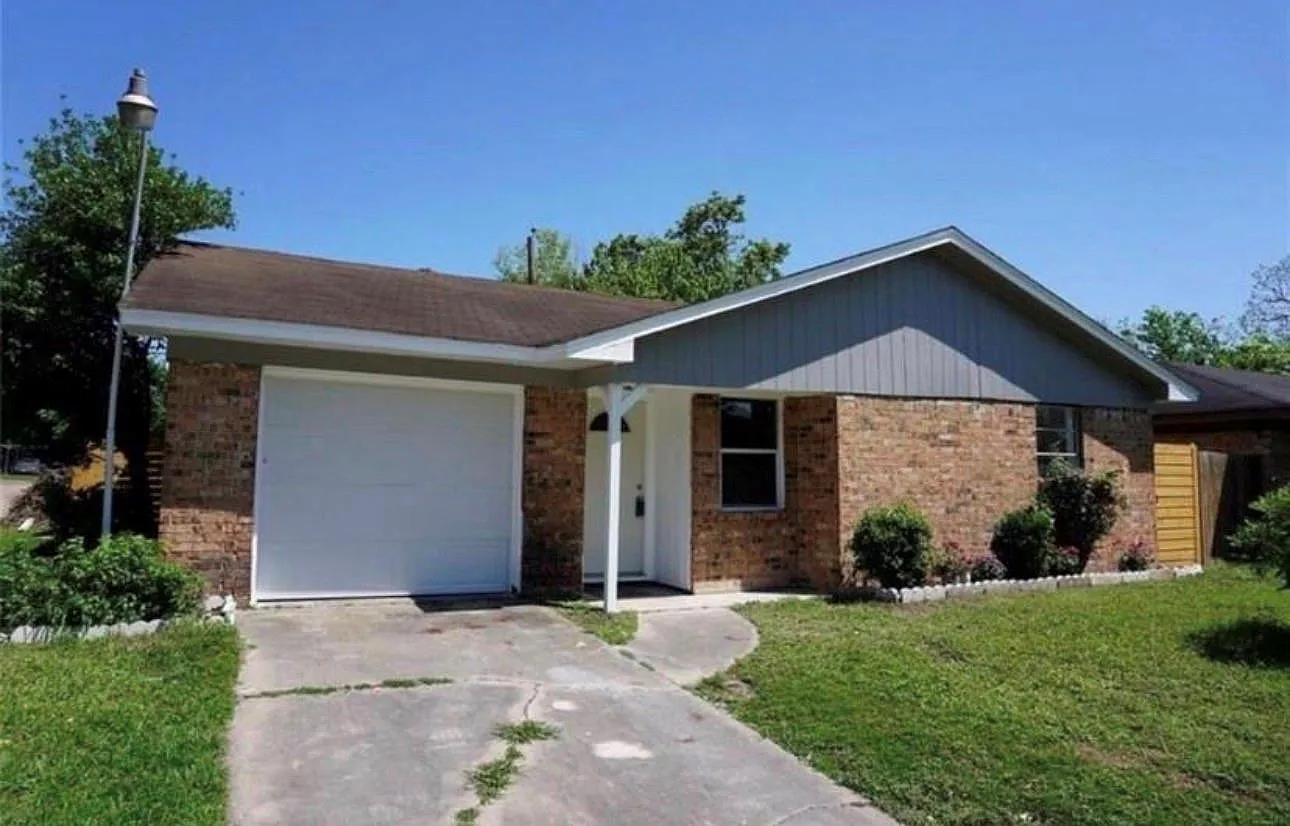 3 bed, 1.5 bath, 1103 sqft, $1,650 — Photo 1