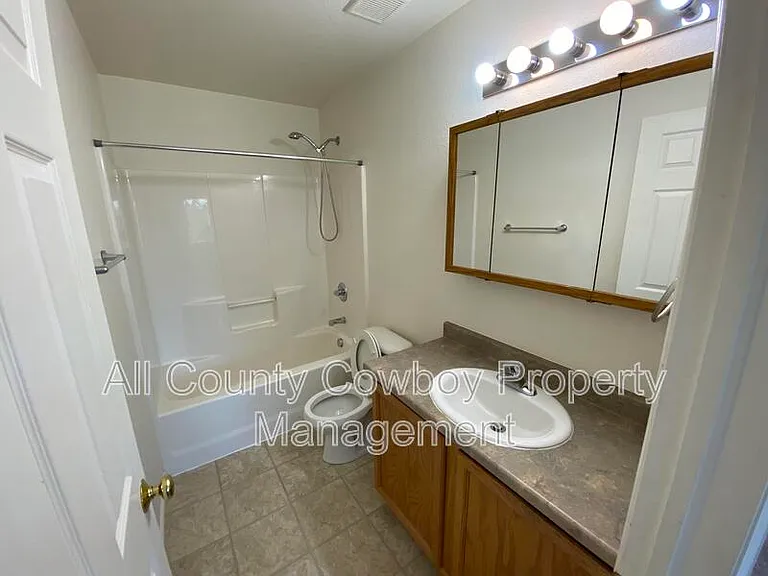 710 W 2nd St — Photo 5