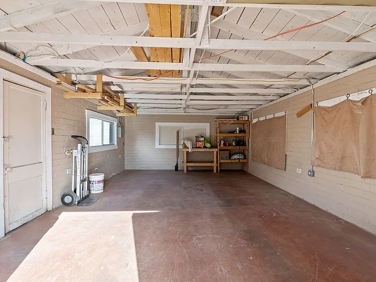 901 E Hearn Rd — Photo 35