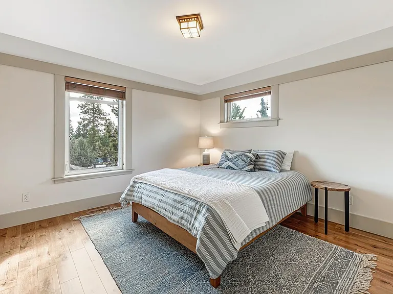 110 NW Black Hawk Ave — Photo 15