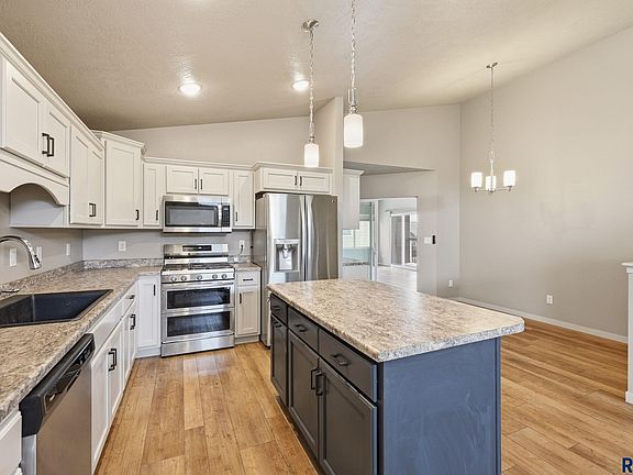 3rd image of 905 Fanning St
